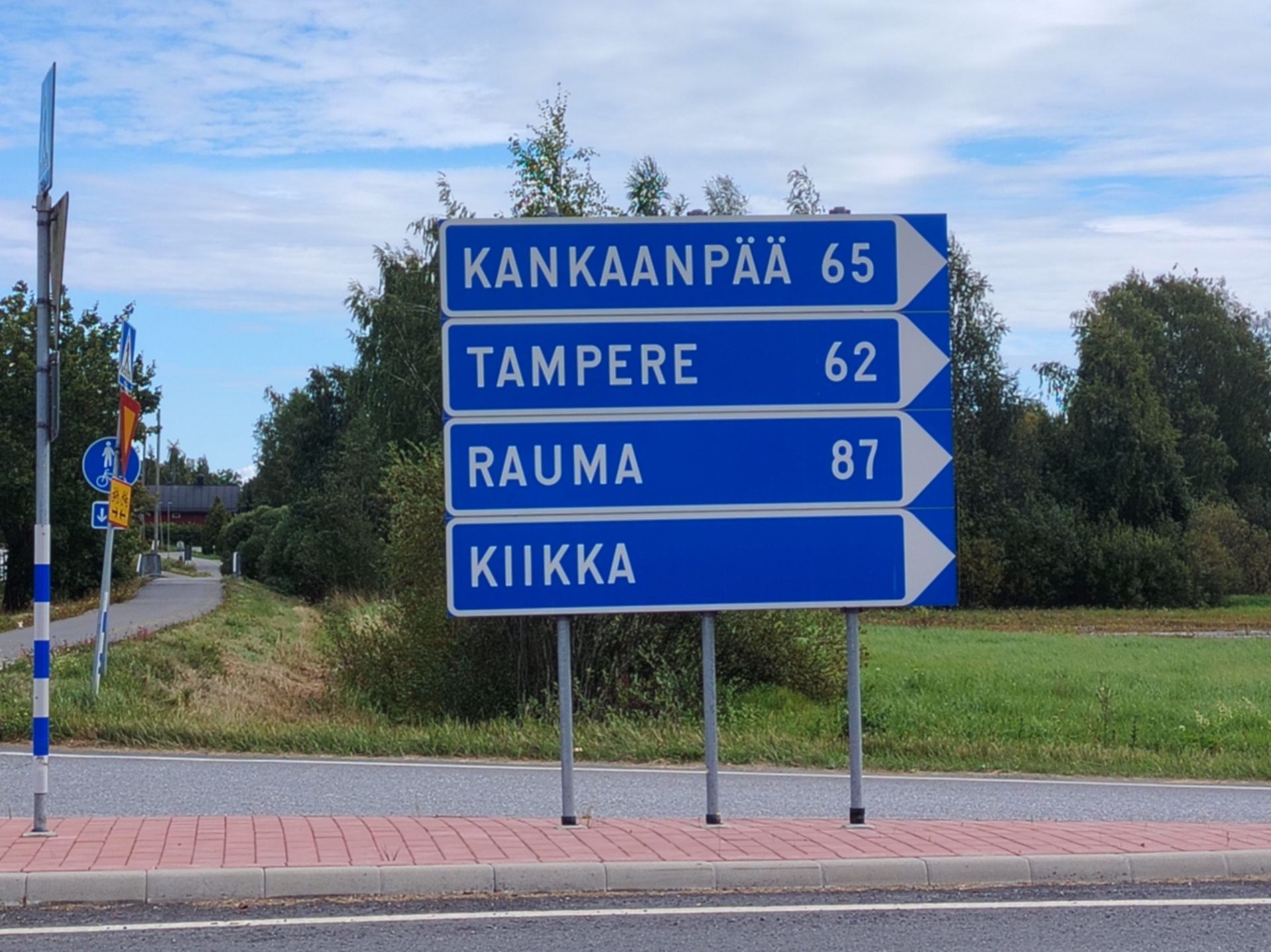 Lemmikkihotelli ja koirahoitola Sastamala Kiikka lähellä valtatie 12. Hyvien kulkuyhteyksien varrella.